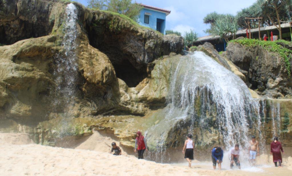 Pesona Pantai Banyu Tibo Pacitan Yang Cantik Dengan Air Terjun Tepi