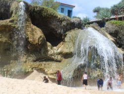 Pesona Pantai Banyu Tibo Pacitan yang Cantik dengan Air Terjun Tepi Pantai