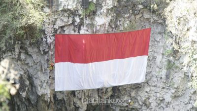 Heroik, 4 Srikandi Sukses Kibarkan Bendera Merah Putih Raksasa di Luweng Musuk Pacitan